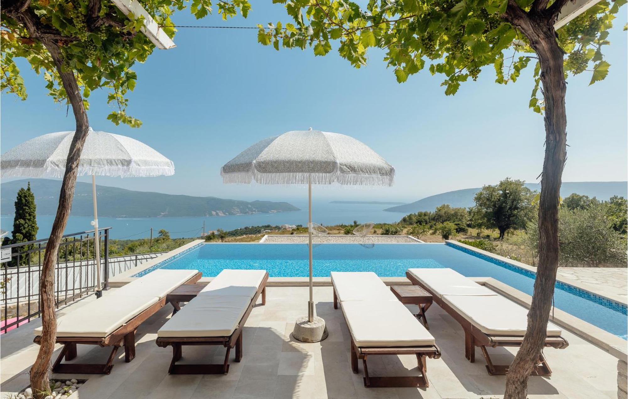 Amazing Home In Herceg Novi With House Sea View Екстериор снимка