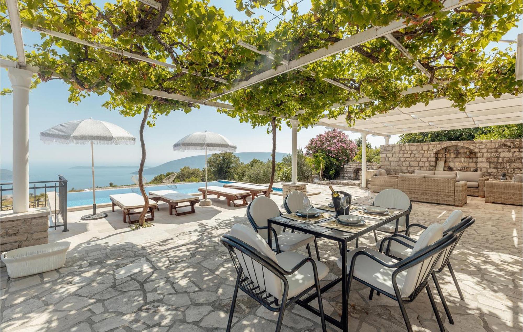 Amazing Home In Herceg Novi With House Sea View Екстериор снимка